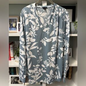 EUC - Ann Taylor Factory Blue and White Floral V-neck top